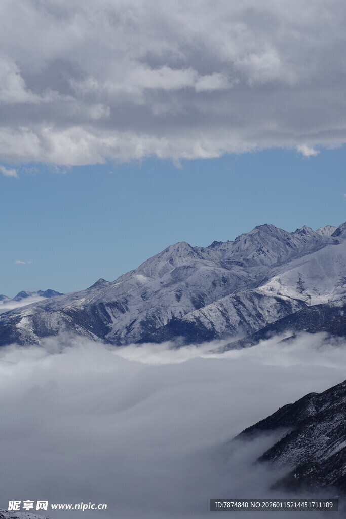雪山云海壮丽景观