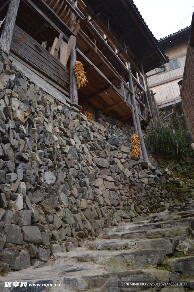 古朴石砌村落阶梯景观