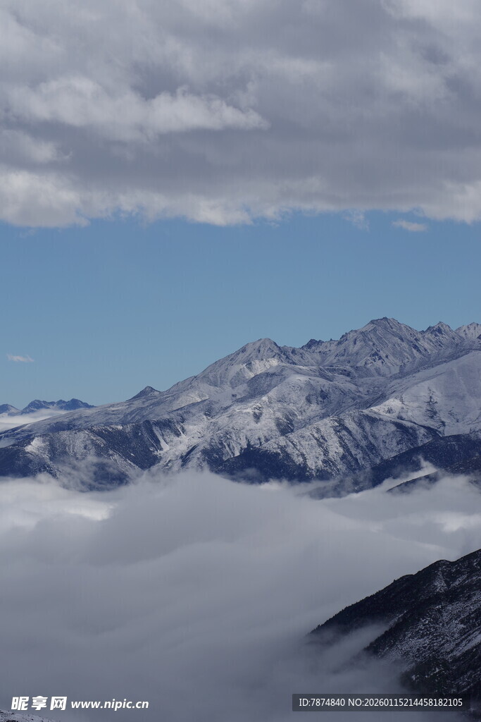 雪山云海壮丽景观