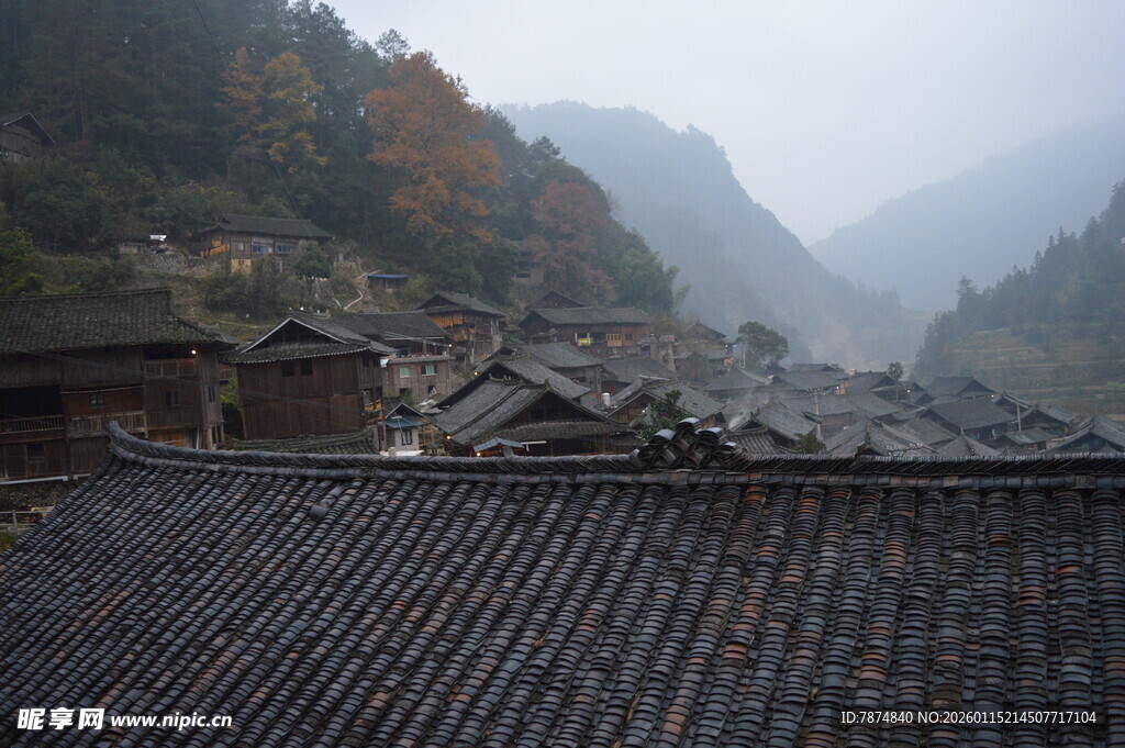 山村人家 古朴屋顶景致