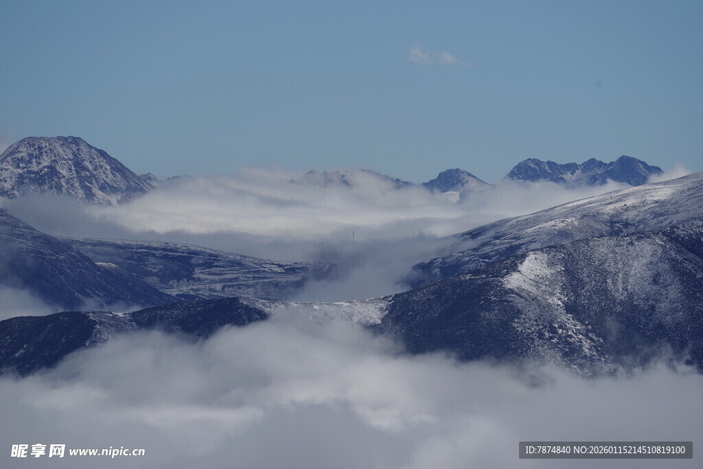 云海环绕的壮丽雪山