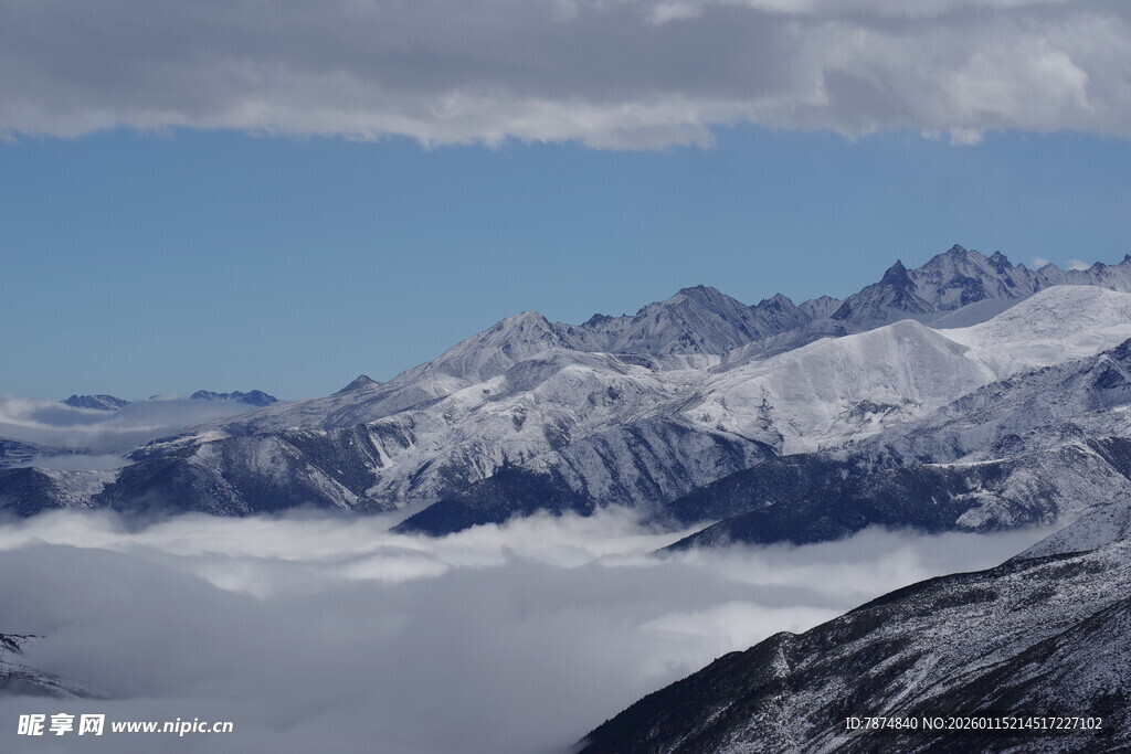 雪山云海壮丽自然景观