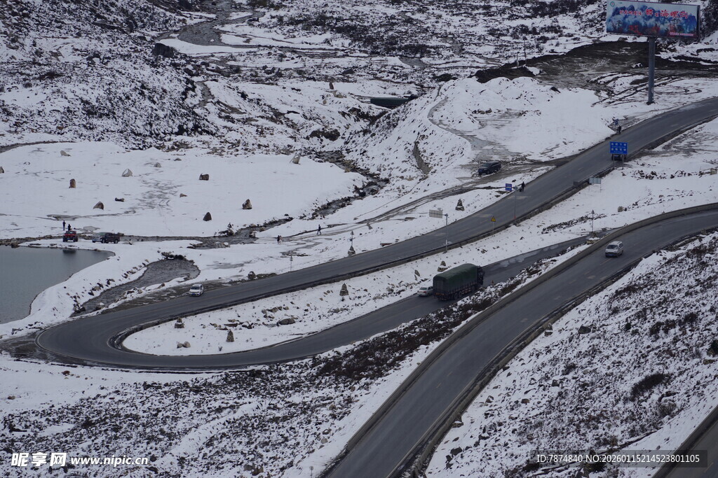 雪覆蜿蜒公路俯瞰美景