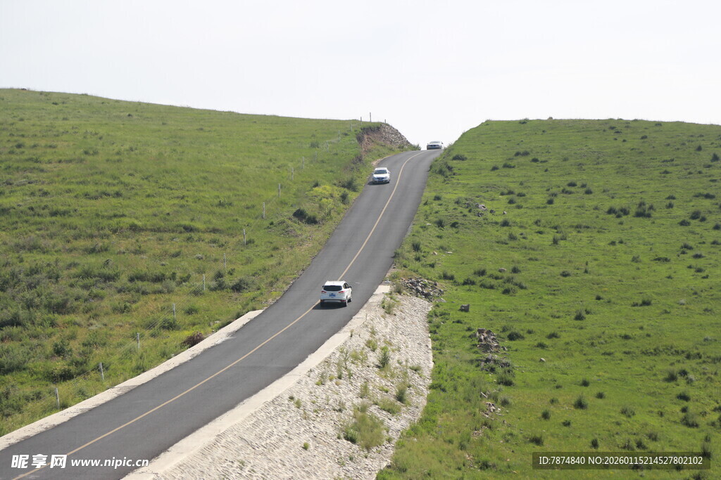 蜿蜒公路上行驶的汽车