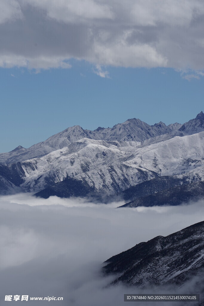 雪山云海壮丽景观