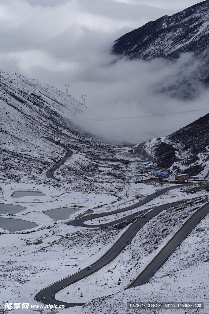 雪山蜿蜒公路壮丽景观