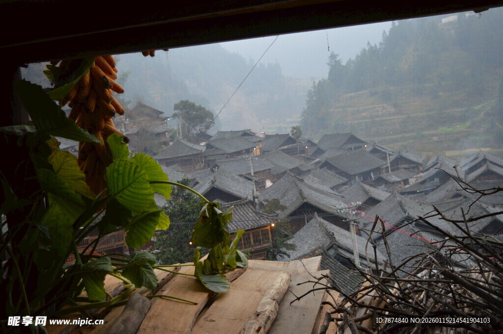 俯瞰山间古朴民居景观