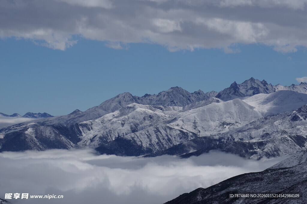 雪山云海壮丽景观