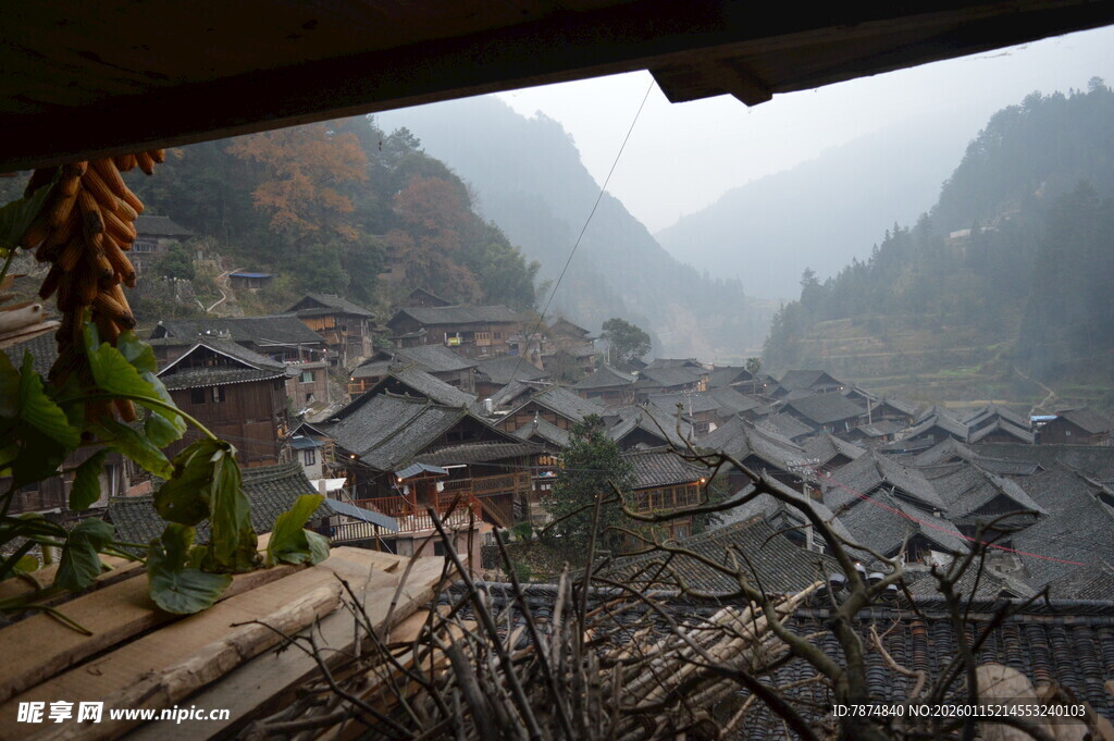 俯瞰古朴山村美景