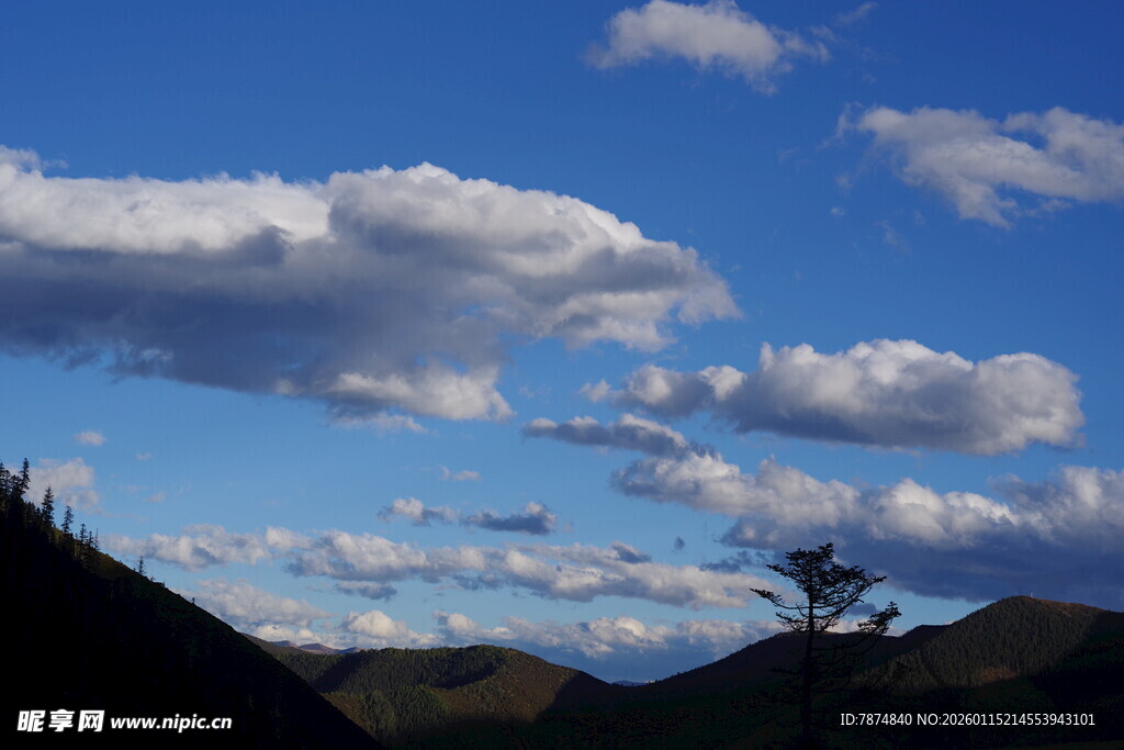 蓝天白云下的山峦风景
