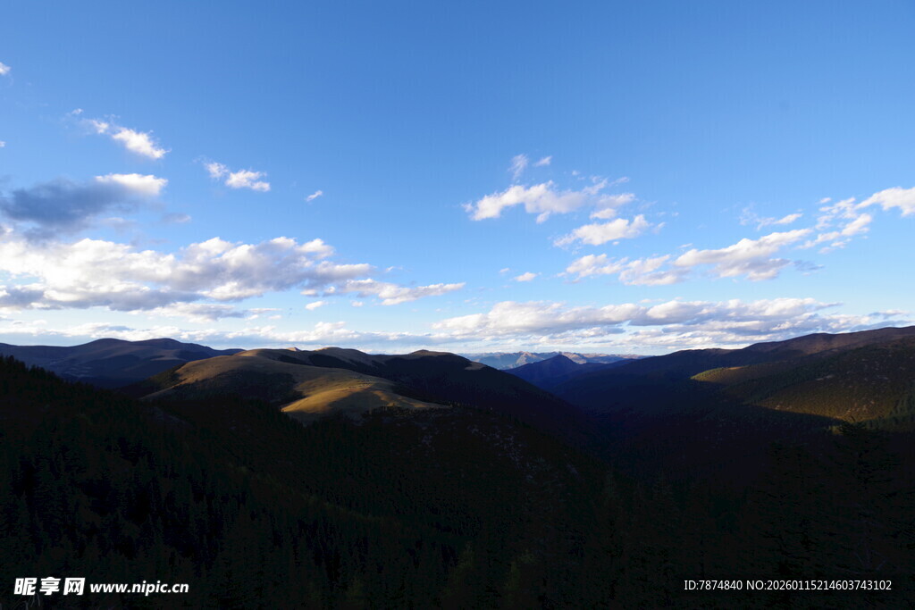 壮丽山景与蓝天相映