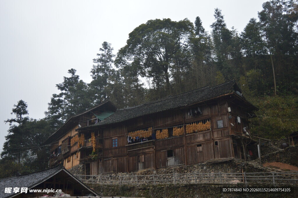 山间古朴木屋
