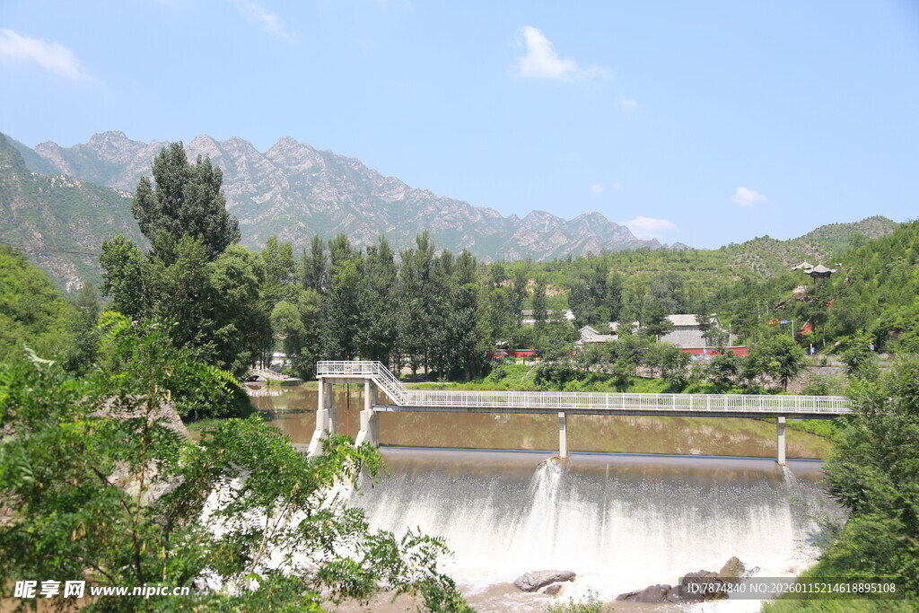 山间水坝景观