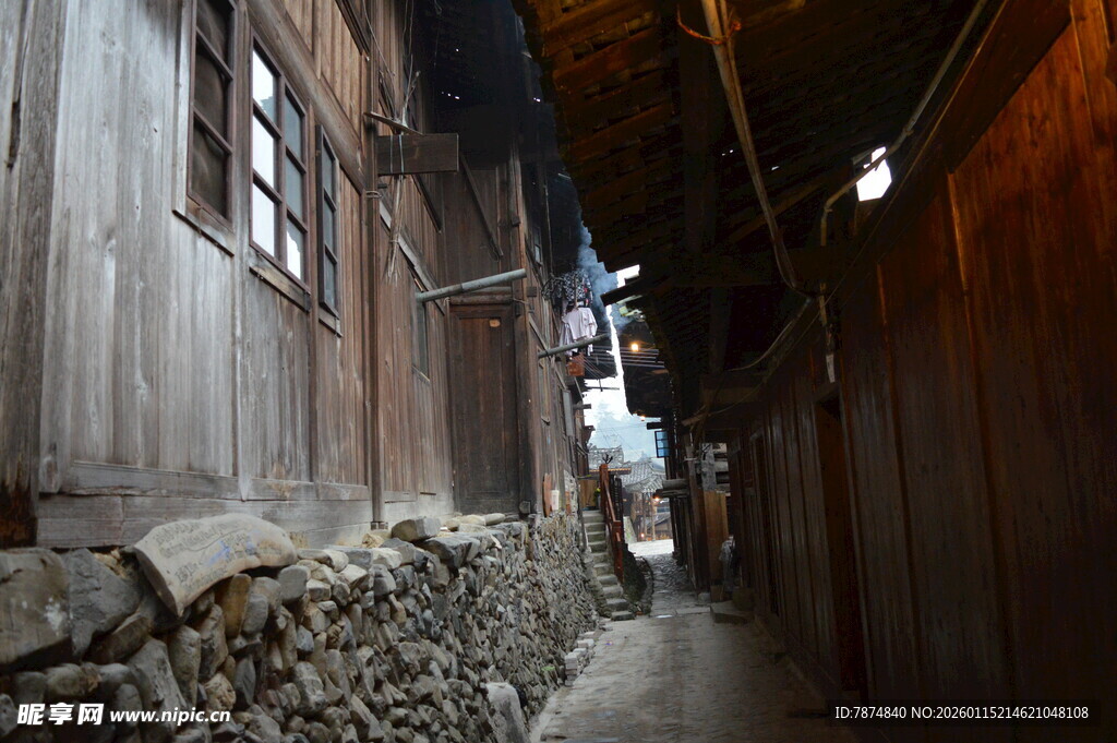 古朴小巷中的木质民居