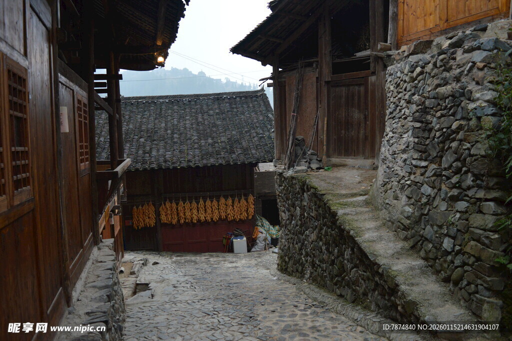 古朴小巷中的木质民居