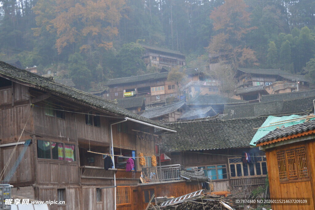 秋日山乡古朴民居景象