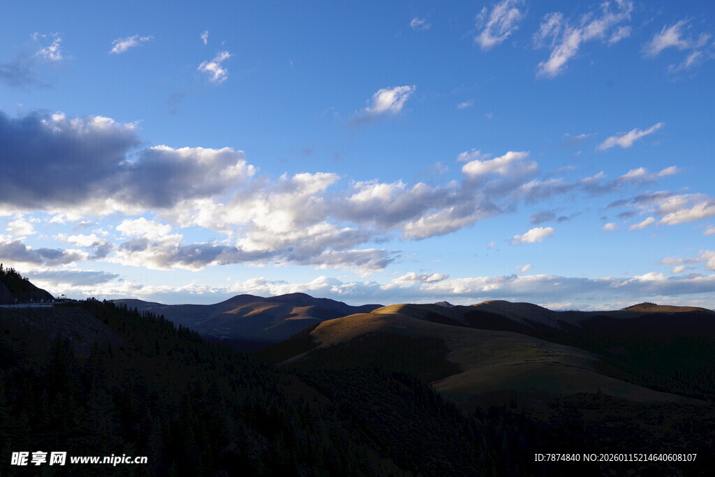 山间蓝天与飘动的云彩