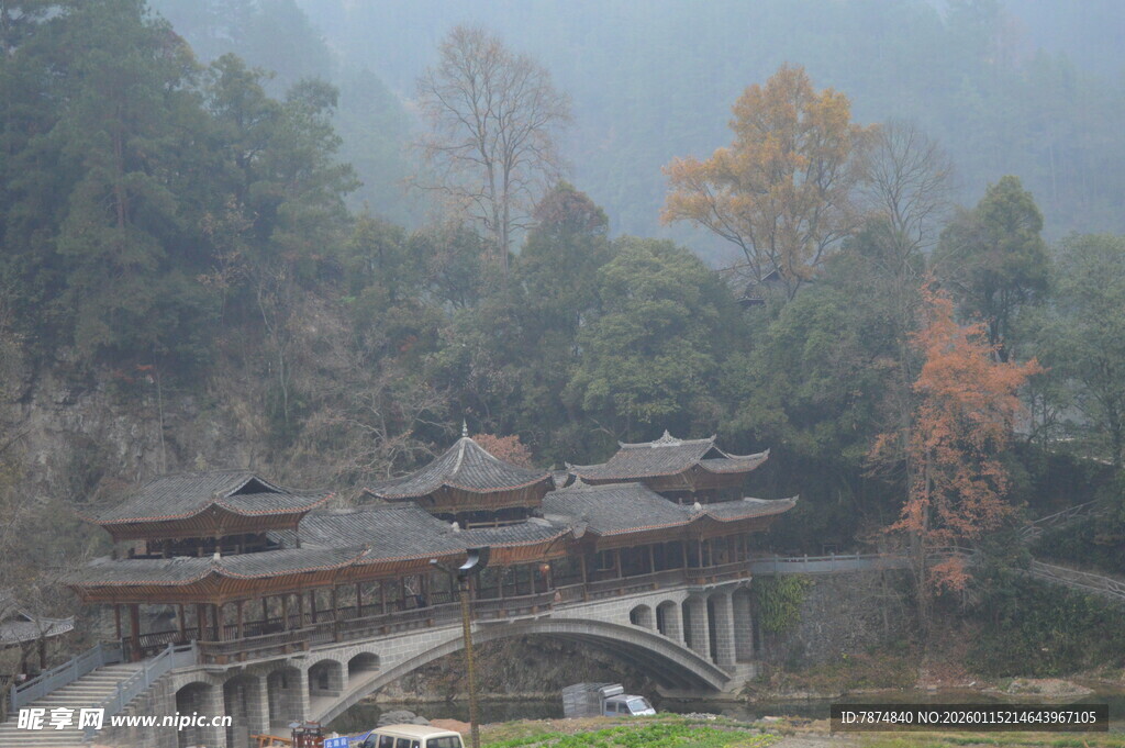 山间古桥 秋景如画