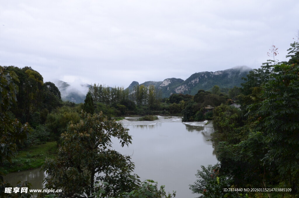 山间河流与葱郁植被景观