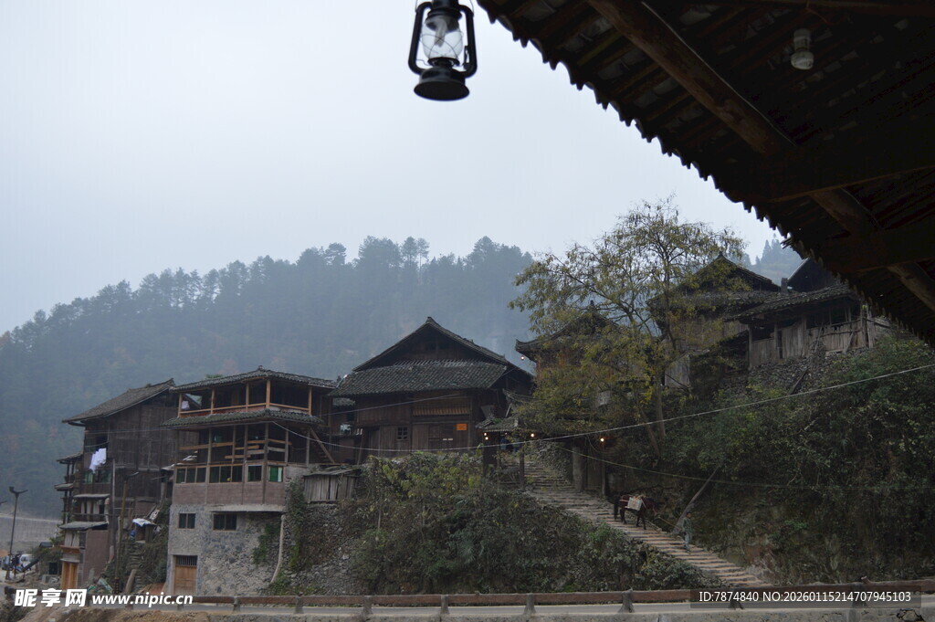 山间古朴吊脚楼景致