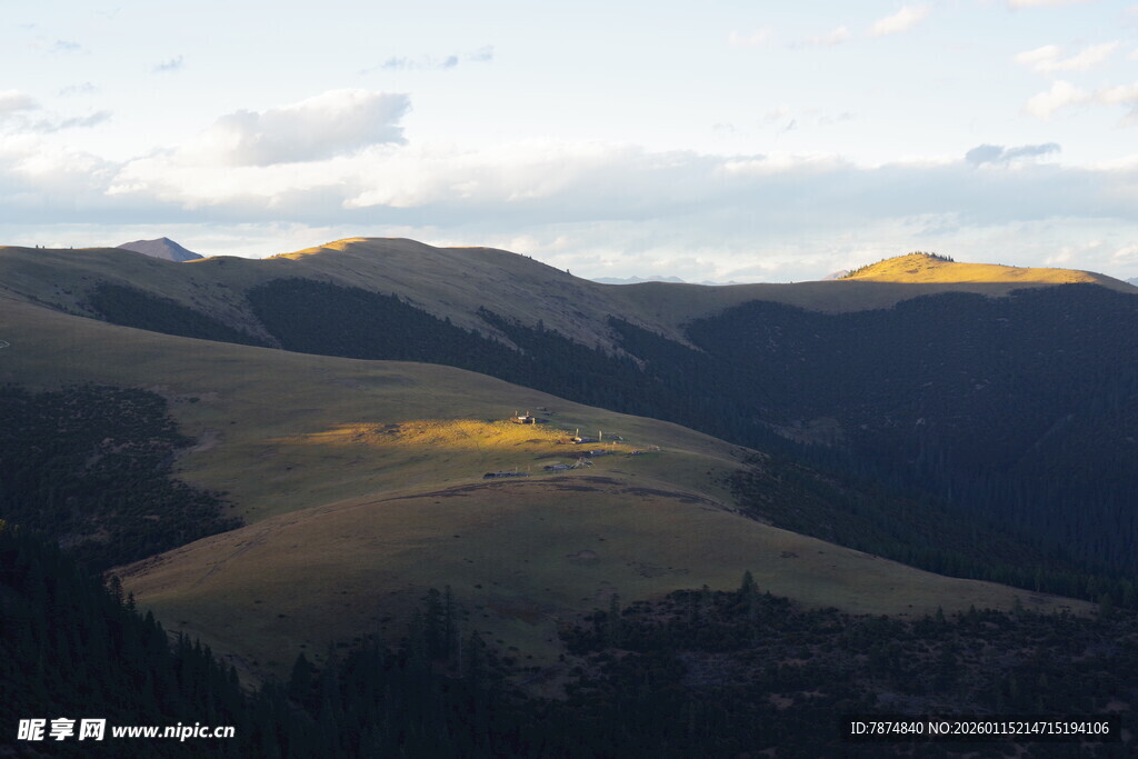 山间光影下的起伏山峦