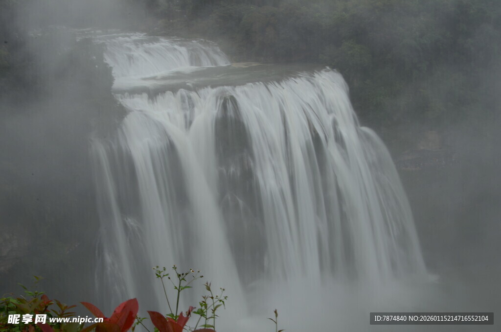 云雾中的壮丽瀑布景观