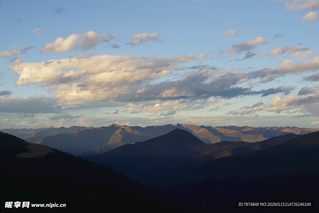 壮丽山峦与天边云霞