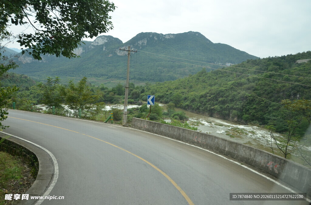 蜿蜒山间公路美景