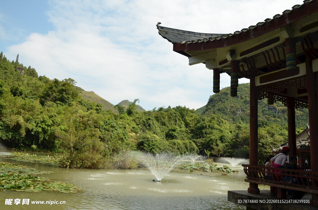 湖畔古亭景 山水共悠然