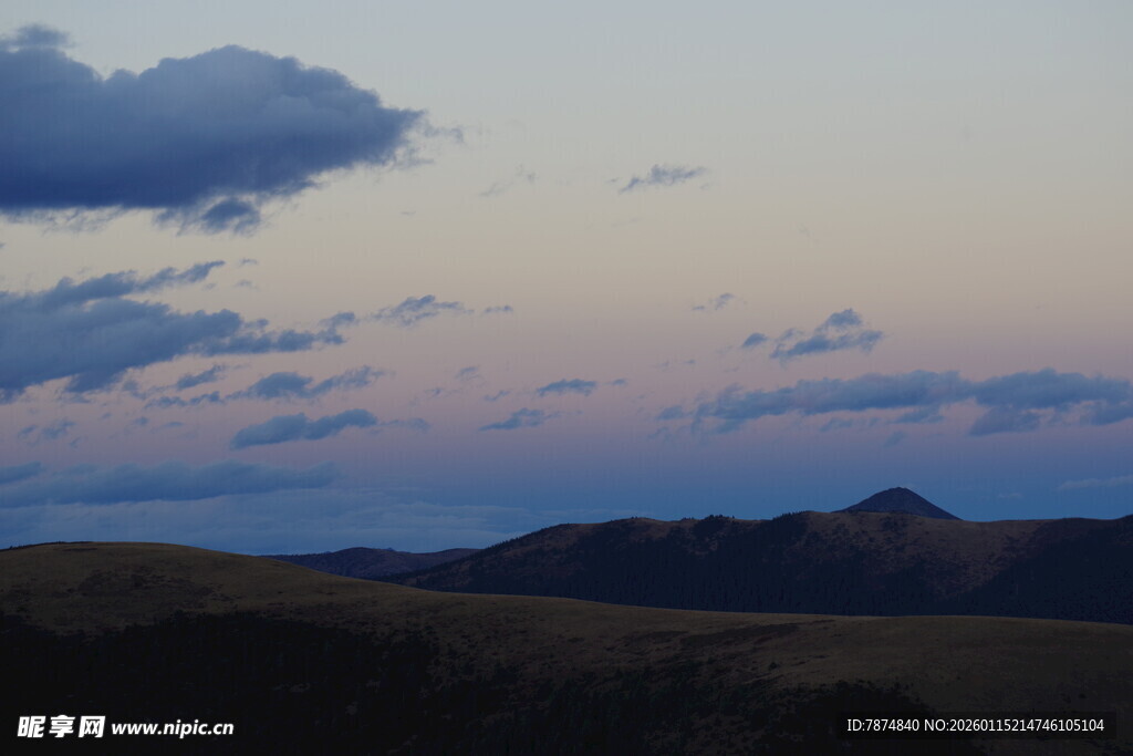 黄昏下的山峦与天空