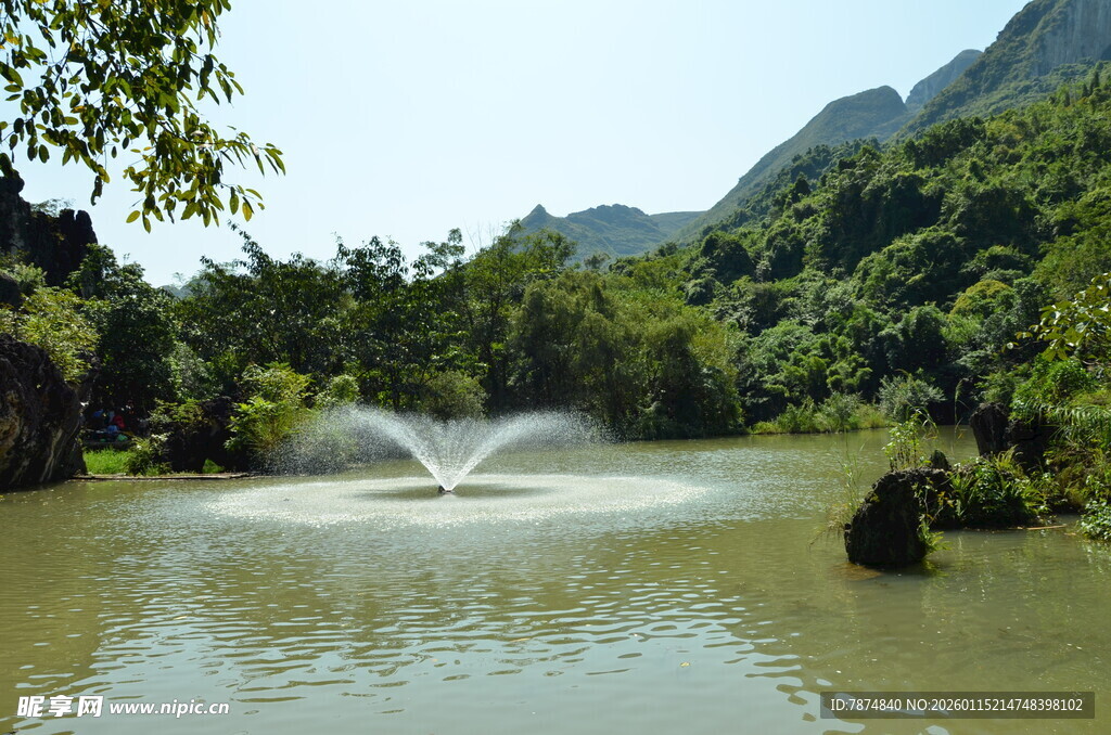 山间湖畔喷泉美景
