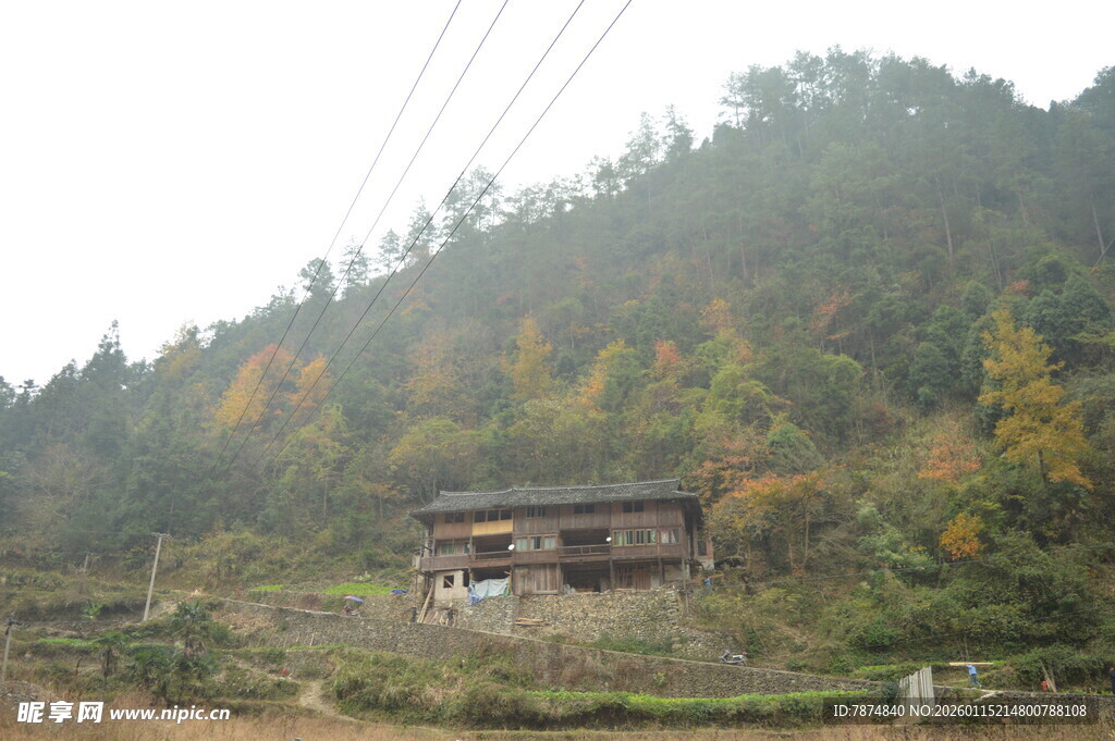 山间秋景中的古朴小屋
