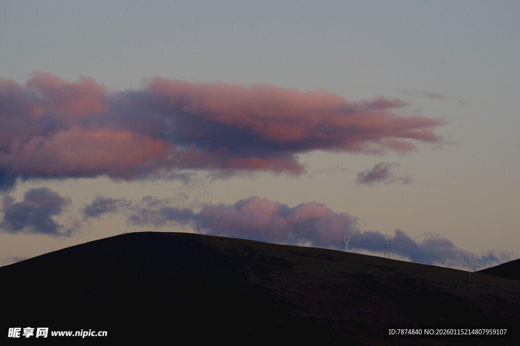 黄昏远山与绚丽彩云