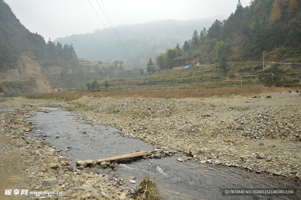 山间干涸河道景象