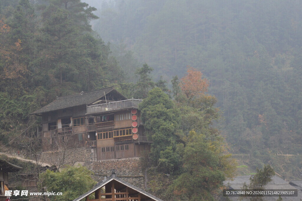 山间木屋隐于葱郁林木间