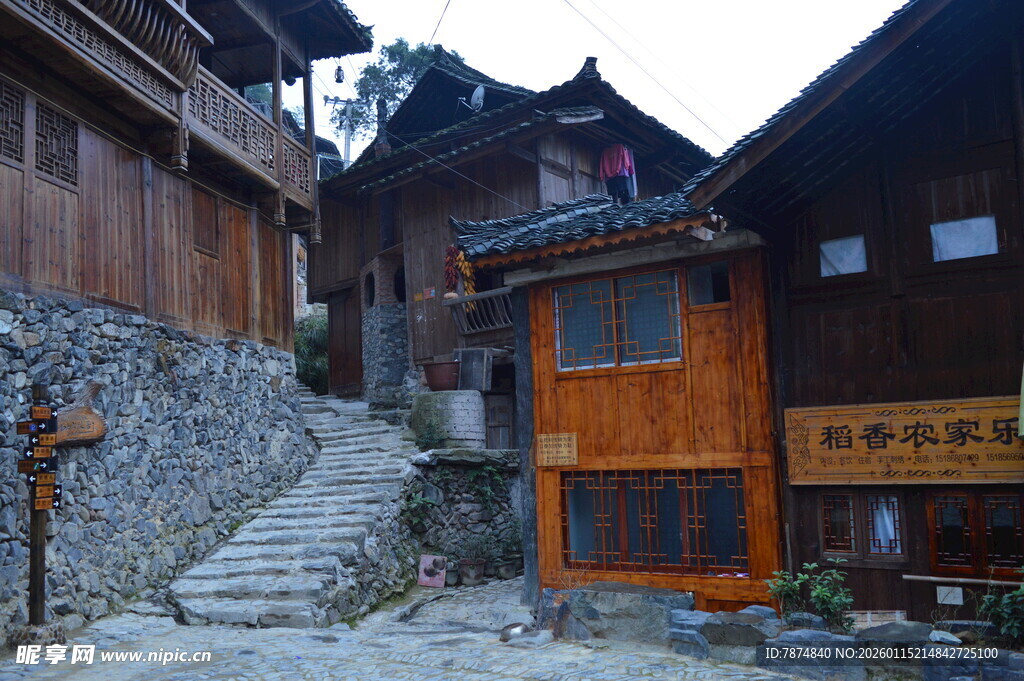 古朴山间木屋村落景致
