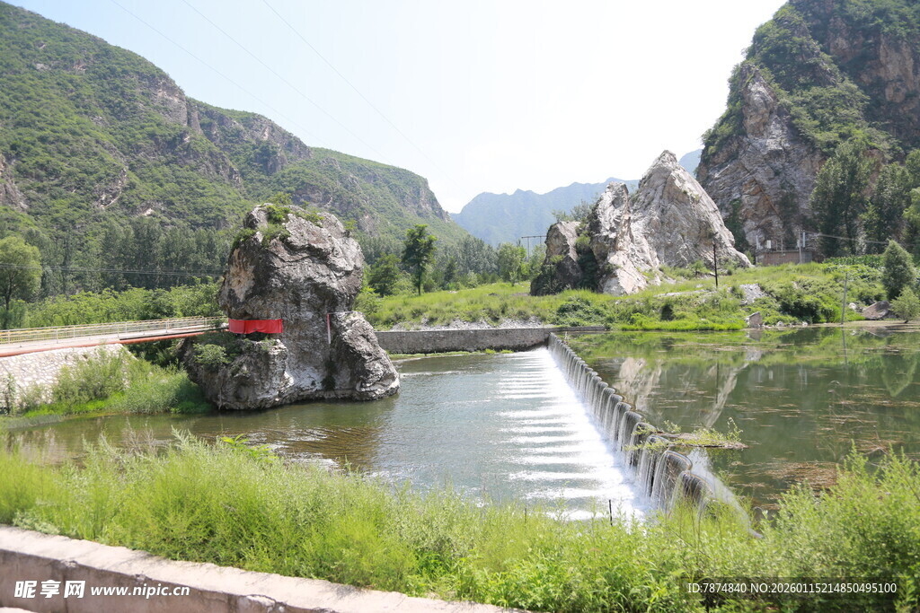 山间水坝景观