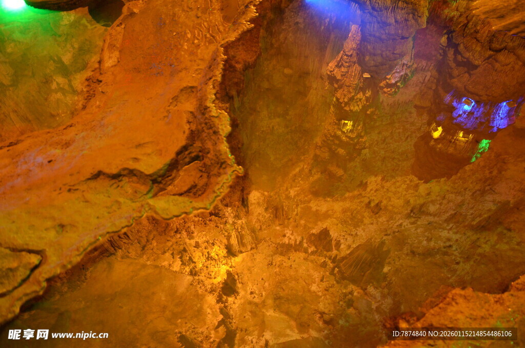 地下溶洞景观 五彩灯光映照