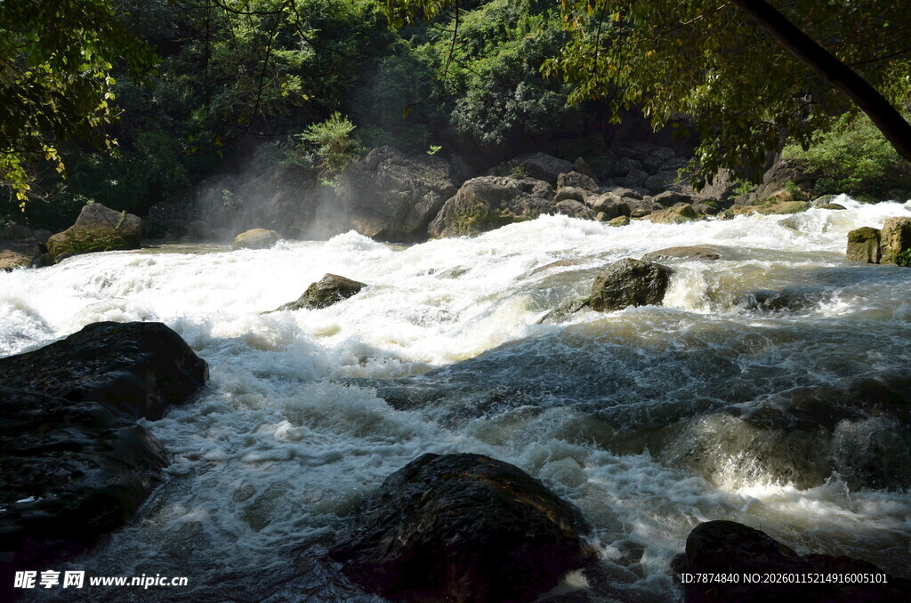 山间湍急溪流 水雾弥漫