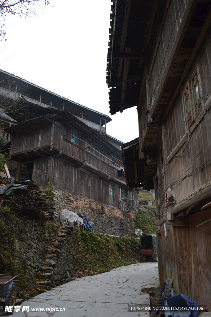 古朴山村小巷 木质民居