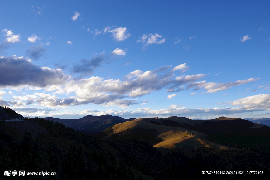 壮丽山景与蓝天云朵