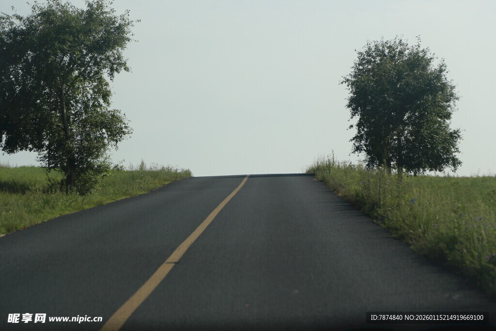 空旷公路延伸向远方