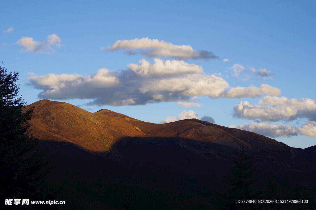 夕阳下的山峦美景