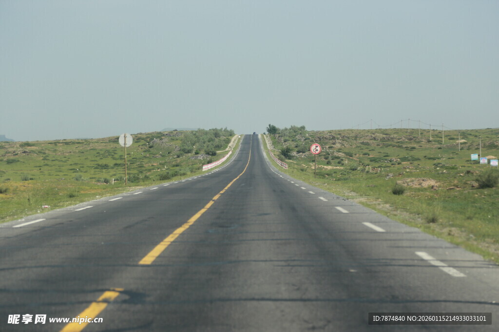 空旷公路延伸向远方