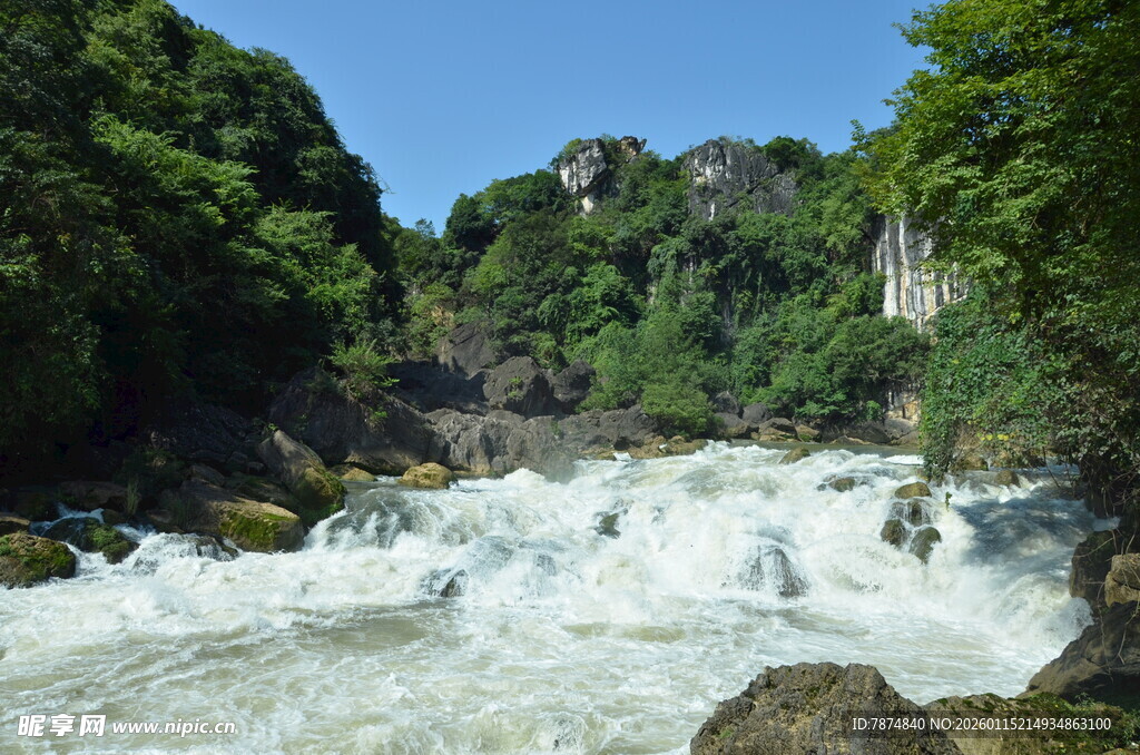 山间湍急溪流美景