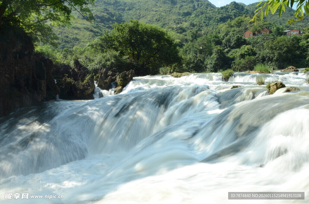 山间湍急溪流瀑布景观