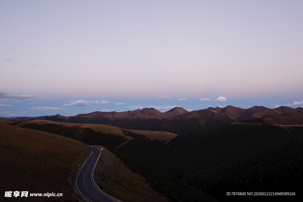 蜿蜒公路穿行于山间暮色