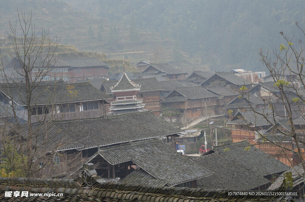 雾中古朴村落景观
