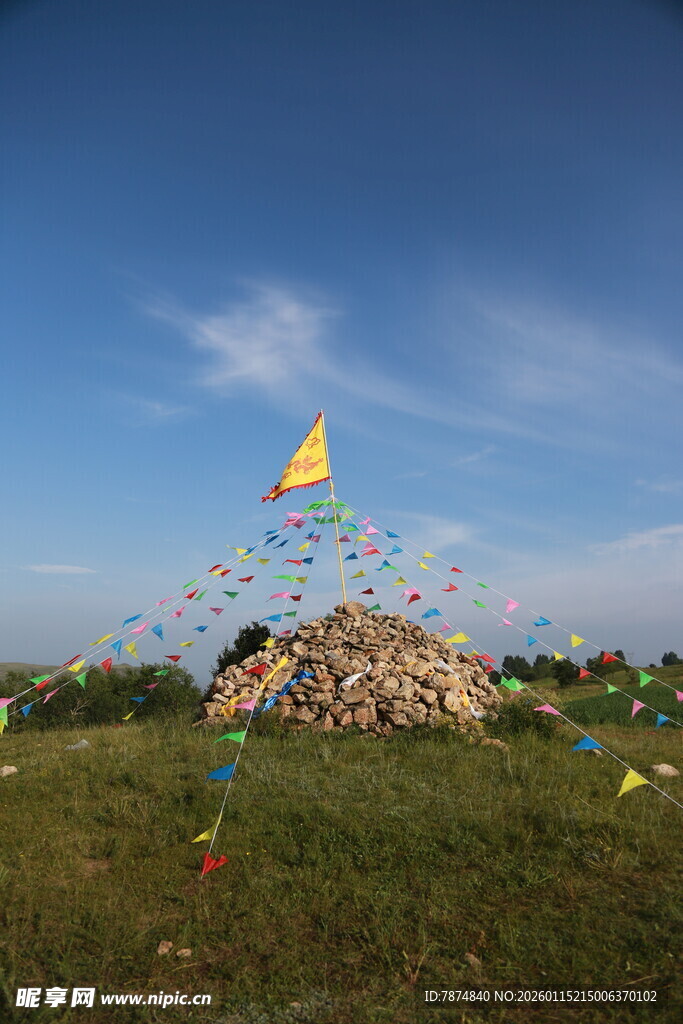 草原上的多彩经幡堆