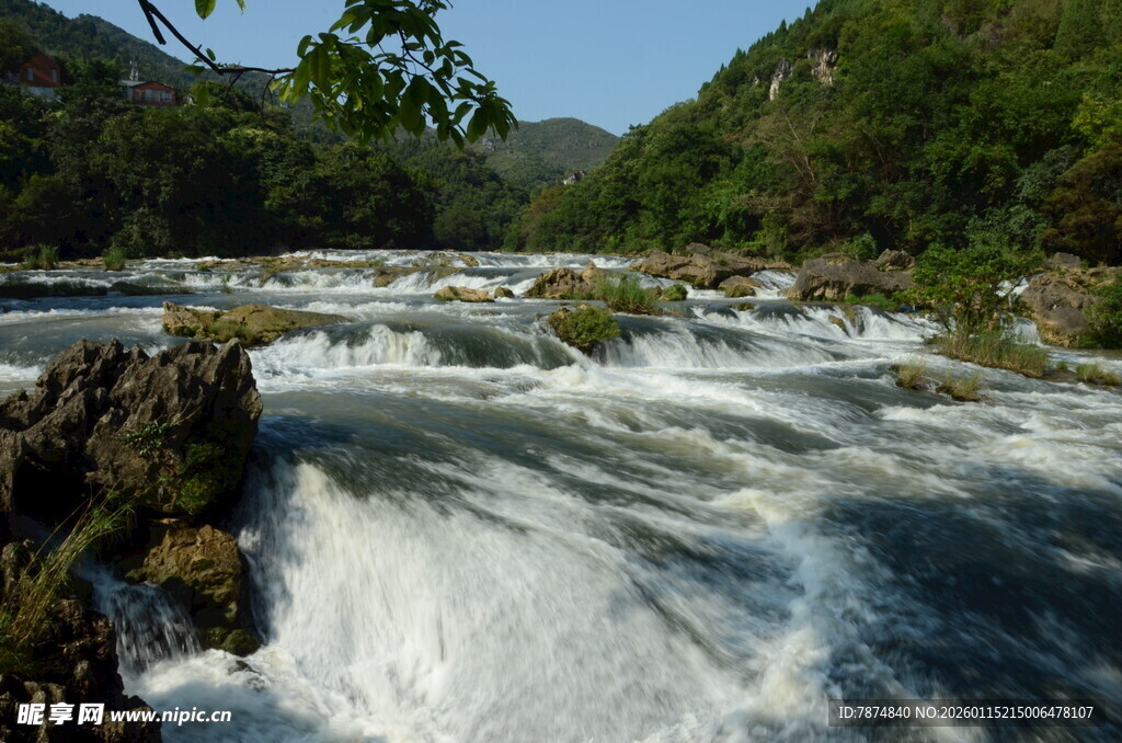 山间湍急溪流景观